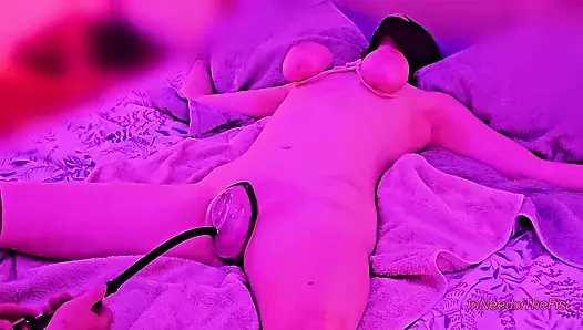 Hafif amcık çifte amcık yumruk sokmadan önce pompalıyor ve boğazlıyor