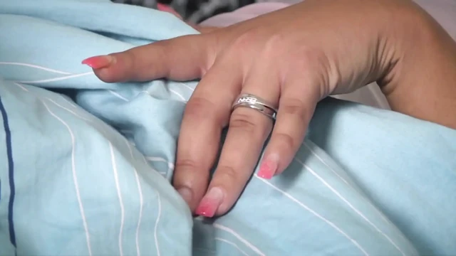 Dövmeli esmer orta yaşlı seksi kadın beyaz yarağını emiyor