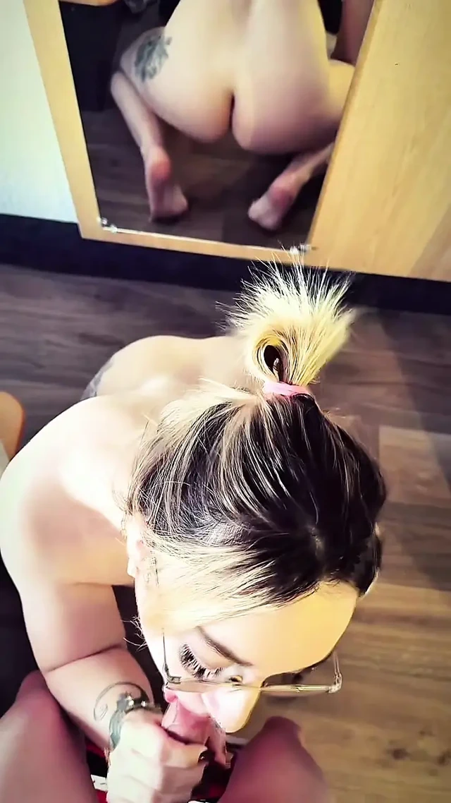 Otelden Bir Adamı Aynanın Önünde Emiyorum