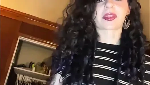 Gotik sürtük odana boşalır ve seni şipşoz için kullanır