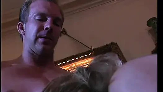 Azgın adam seksi beyaz sürtüklerin bacaklarını açıyor ve büyük yarağını ıslak amına sokuyor