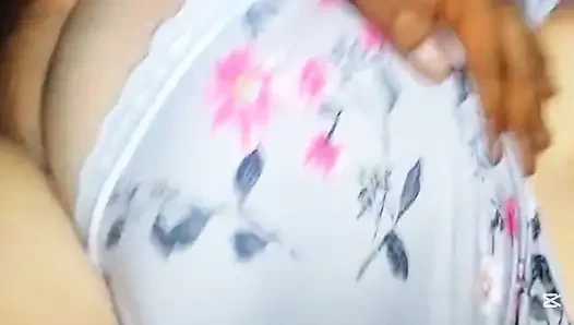 Olgun, büyük götlü orta yaşlı seksi kadının amında salatalık ve dildo