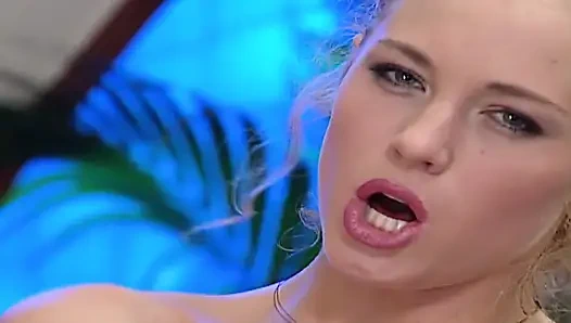 Sarışın genç kız götüne sokuyor