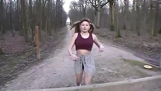 At kuyruklu seksi genç kız duşta vücudunu gösteriyor ve sikiliyor