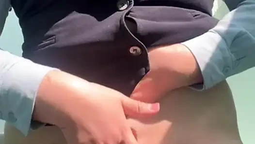 Tangalı güzel büyük götlü sekreter tüm üniformasını çıkarıyor ve gelene kadar ofiste mastürbasyon yapıyor