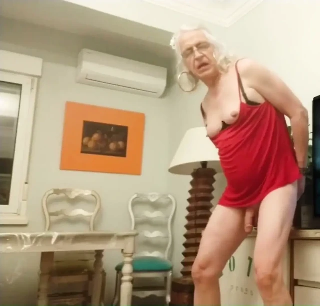 Shemale Carla Büyük Bir Dildo Ile Poposunu Seviyor