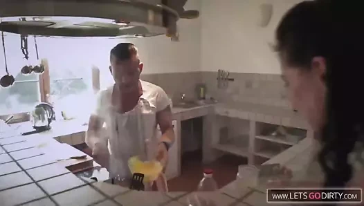 geile Milf sau bumst gegen Mittagessen