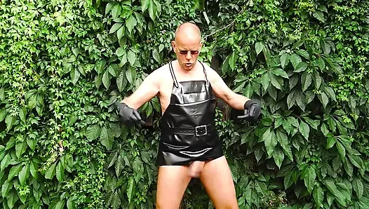 Azgın lastik bahçıvan 27 (ıslak oyun ve sidik)