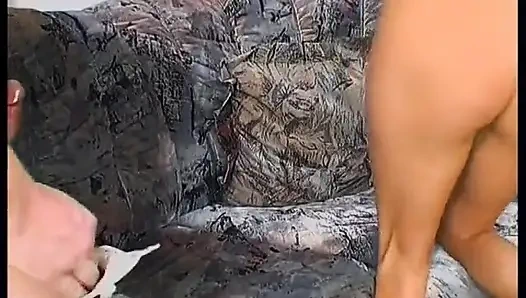 Oyuncu seçmelerinde sarışın amcık yarak emmeden ve sert sikişmeden önce dildoyla sikiliyor