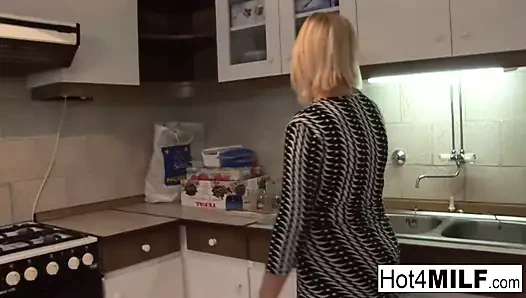 Eğlence sarışın milf sikikleri bir küçük adam