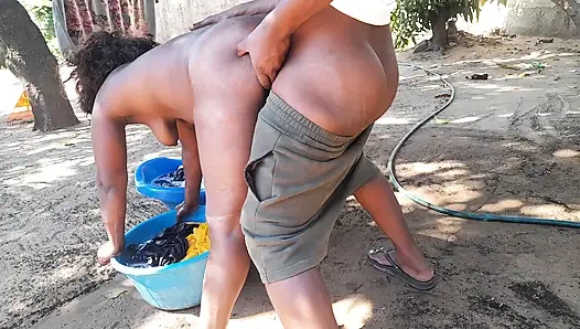 Çamaşır yıkarken hizmetçinin maaşını sert sikişle ödüyor