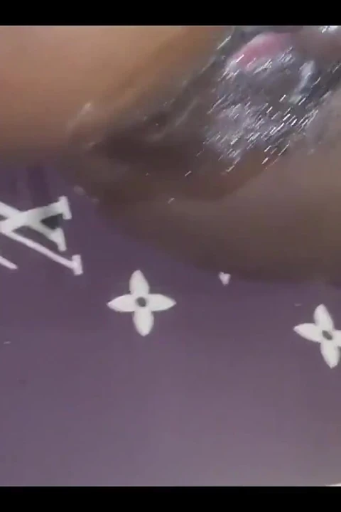 Karım yokken üvey kız kardeşimi evimizde sikiyorum