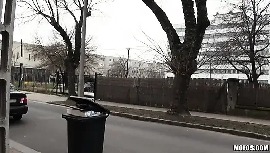 Halka açık pikaplar - Alexis Brill uzaktan utangaç görünebilir, ama o bir ucube