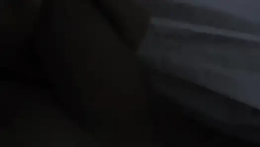 Yaramaz orta yaşlı seksi kadın mastürbasyon yapıyor