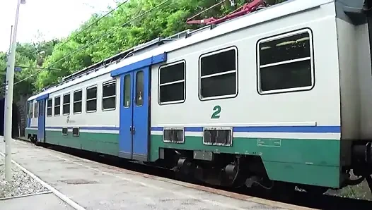 Çılgın kız yarak emiyor ve demiryolunda sikiliyor