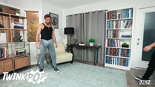 Twinkpop - Michael Vente Dom King'in yarağını iyi tadıyor, sonra yatak odasına gidiyor ve Trevor Brooks tarafından sikiliyor
