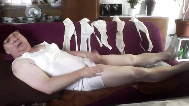 Andi Geil mastürbasyon yaparken travesti olarak