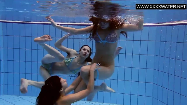 Üç sıcak orospular havuzda çıplak