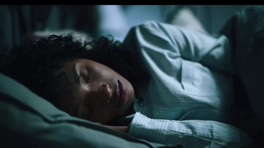 Ateşli kız evinde saklanan uzaylı canavarla en vahşi rüyalarını gerçekleştiriyor