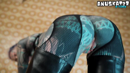 Mürekkepli sürtük büyük siyah dildoya kendini sokuyor - uyluk yüksek topuklu ayakkabılar ve anal yolculuk