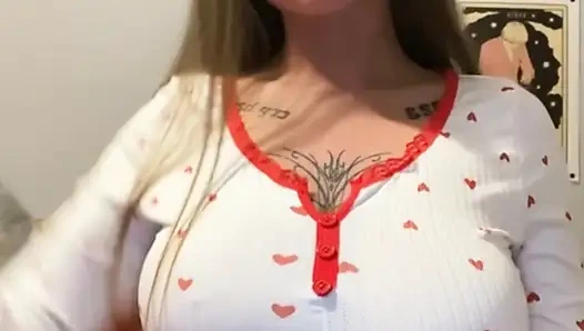 İskoç büyük memeli genç kız kamerada ham inliyor