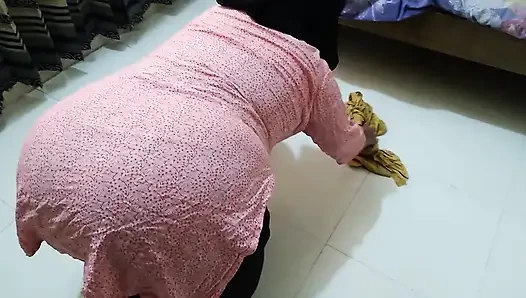 Arap üvey anne üvey oğlu büyük götünü siktiğinde yatağın altında sıkışıyor