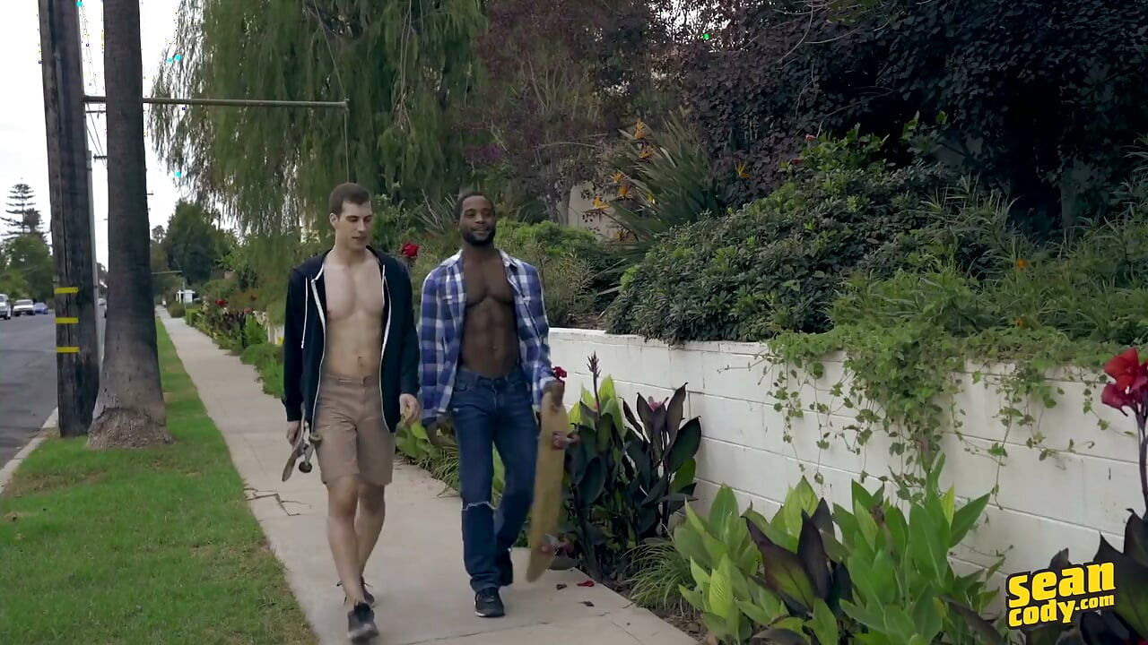 Sean Cody - Amerikalı landon domaltmalı seksten önce angelo ile açık havada göt yalama paylaşıyor