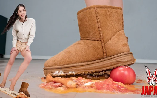 Bir komatsu akşam yemeğinizi çizmelerle eziyor ve yüzünüzmiş gibi ovuyor!