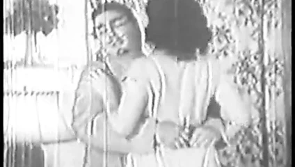 Büyük götlü ve göğüslü kadın kafa verir ve eski siyah beyaz klipte köpek stili yapar