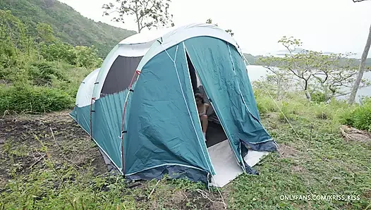 Yabancı, çadırda mastürbasyon yaparken tatlı kızı gözetliyor. Sakso, ayakla muamele, elle muamele.