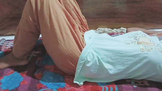 Notty Asyalı kız yerde ırklararası sevişiyor.