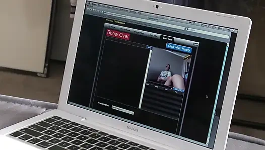 Tatlı hatun fahişe deve toynağı amcığının derin sikişli cooter'ı dölle dolu görünüyor