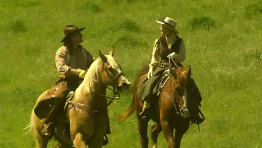 Ata binmek ve bir çiftlikte sevişmek – beyazlı kadınlar!