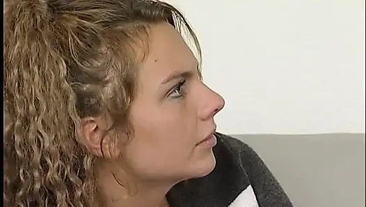 Sarışın genç kız dildolarla dolu odada amını parmaklıyor