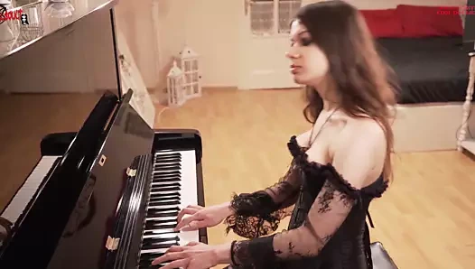 Piyano çalarken muhteşem üvey kardeşini baştan çıkarıyor