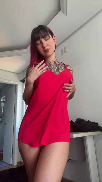 Bu kırmızı elbiseye aşığım