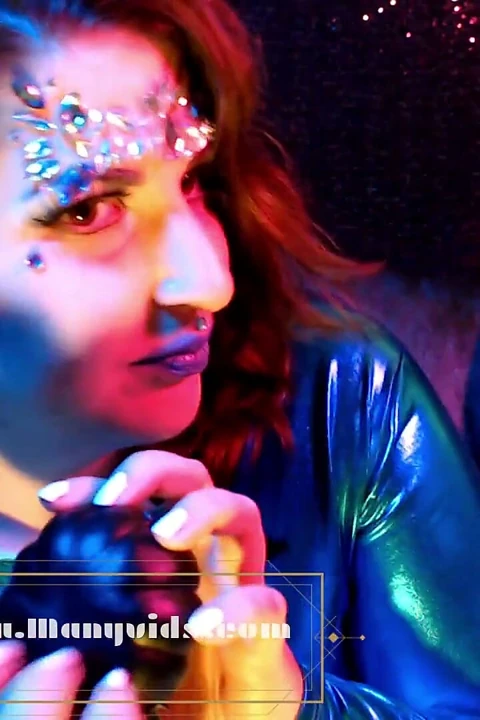 Asmr ağız sesleri, saç tarama ve daha fazlası