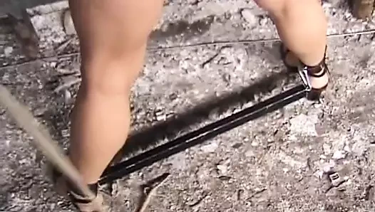 Maskeli Alman fahişe sert şaplak atılıyor ve ateşli ağda ile dökülüyor