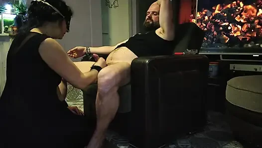 Ateşli evli kadın yarak emiyor ve göt yalıyor