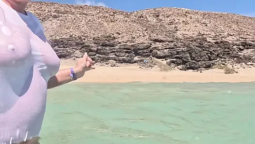 Islak beyaz tişört su altında yüzüyor