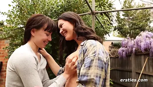 Tatlı amatörler lucinda ve tara cant bekle için var birbirlerine