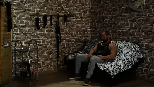 Güzel sarışın babasının borcunu öder.