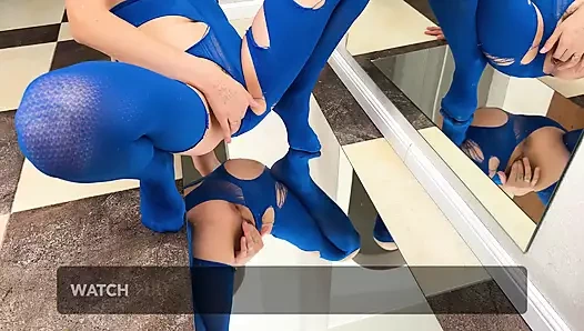 Aynada külotlu çorapla işiyorum