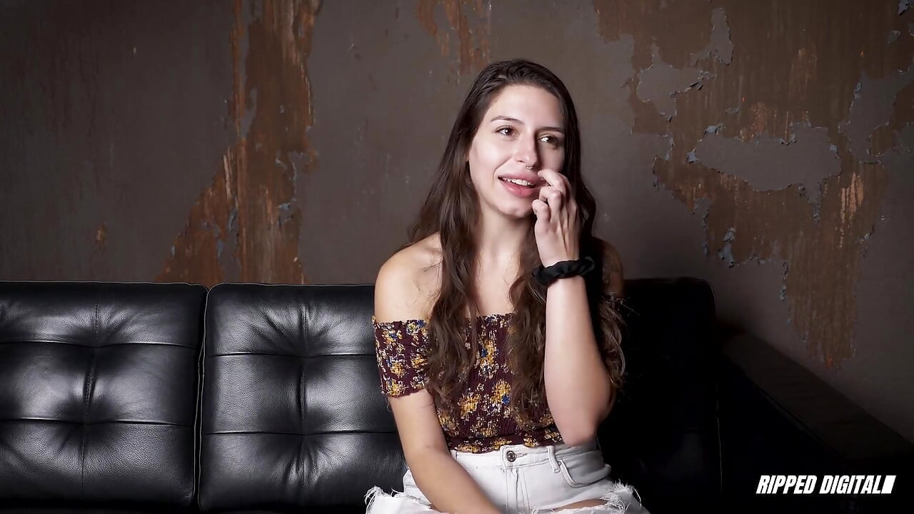 İtaatkar sürtük Chloe yumruklandıktan sonra büyük oyuncağını alıyor