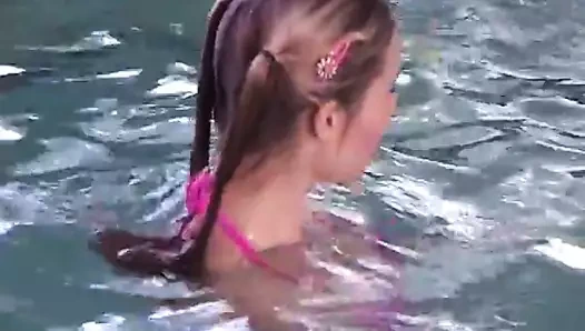 Genç erkek delisi havuzda deney yapmak ve çılgınca sikişmek istiyor