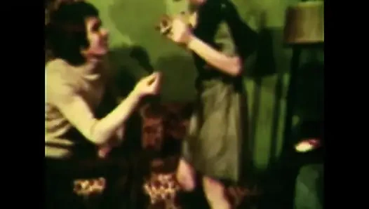 Üniversiteli kız ıslak