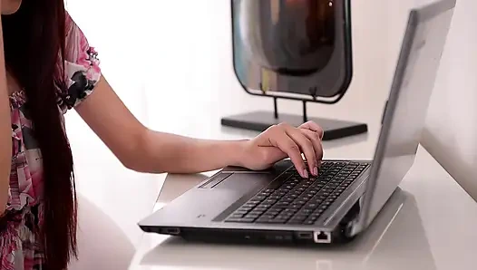 Kızıl Saçlı Güzellik Amcığını Parmaklıyor Ve Adamla Sert Sikişiyor