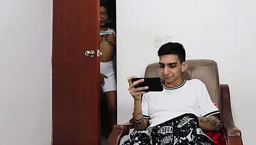 Üvey kız kardeşim odada temizlik yapıyordu ve stresli olduğu için onu sikmek için beni baştan çıkardı, yarağımı çok zengin içine soktum