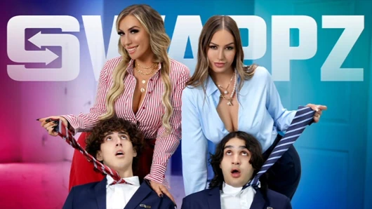 Ateşli orta yaşlı seksi kadınlar Desiree Dulce ve Mia James kanepede v-kartlarını alıyor!