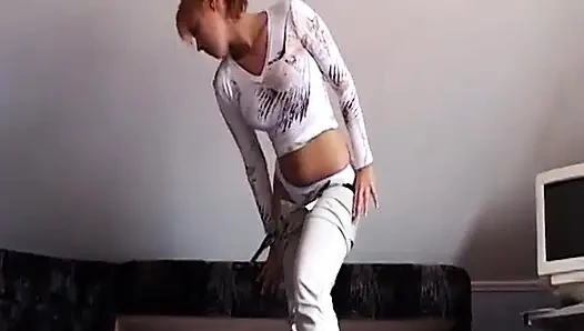 Amatör gençler ıslak amcıklarını soyunuyor ve parmaklıyor